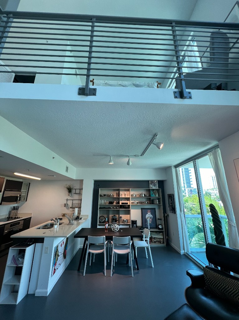 Guest-ready loft apartment with open kitchen and dining area